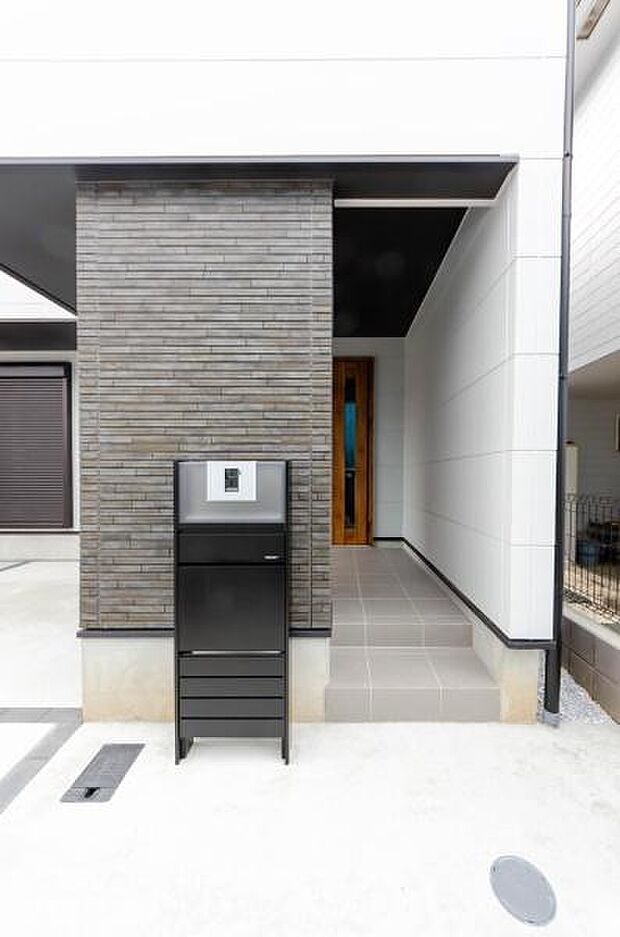 「おかえり」と「いってらっしゃい」を優しく包み込む、明るく広々とした玄関。家族の毎日が、ここから気持ちよく始まります。