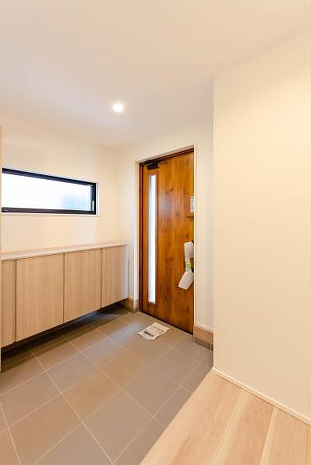 「おかえり」と「いってらっしゃい」を優しく包み込む、明るく広々とした玄関。家族の毎日が、ここから気持ちよく始まります。