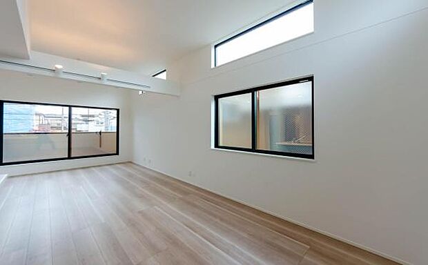 「家族が大好きなリビング」みんなが集まる広いリビング。みんなが大好きなリビングで家族団らん。みんなが集まるからこそ、一層の開放感を手にする素敵な住まい。