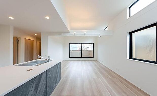 「家族が大好きなリビング」みんなが集まる広いリビング。みんなが大好きなリビングで家族団らん。みんなが集まるからこそ、一層の開放感を手にする素敵な住まい。