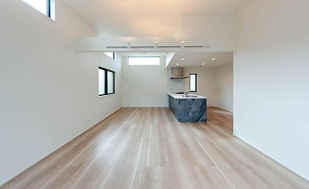 「上質な空間を」開放感と日当たりの良さに恵まれたリビング空間。上質な光は身体だけでなく心も温めてくれる。圧迫感のない空間を是非、ご堪能下さい。