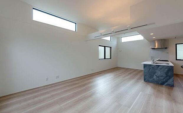 「家族が大好きなリビング」みんなが集まる広いリビング。みんなが大好きなリビングで家族団らん。みんなが集まるからこそ、一層の開放感を手にする素敵な住まい。