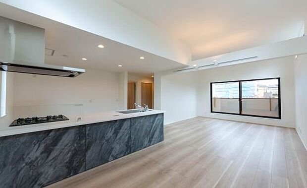 「上質な空間を」開放感と日当たりの良さに恵まれたリビング空間。上質な光は身体だけでなく心も温めてくれる。圧迫感のない空間を是非、ご堪能下さい。