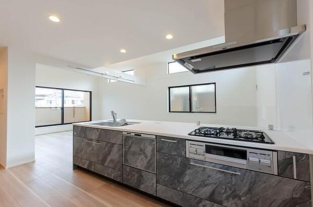 「全体を見渡せる安心感」家族の会話が弾む奥様に人気の高いカウンターキッチン、料理しながらお子様の様子の確認ができ移動しやすい広いキッチンスペースです。