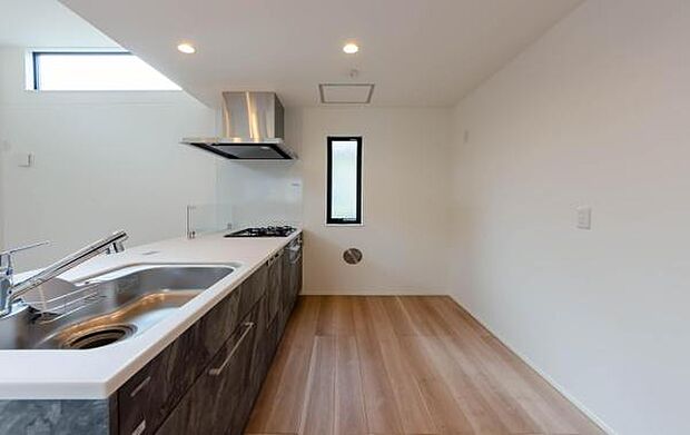 「全体を見渡せる安心感」家族の会話が弾む奥様に人気の高いカウンターキッチン、料理しながらお子様の様子の確認ができ移動しやすい広いキッチンスペースです。