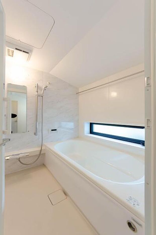 「疲れを癒す空間」広々とした雰囲気の良いバスルーム。お子様と一緒にお風呂に入る楽しみ、思い出の一ページが刻まれる大切な瞬間