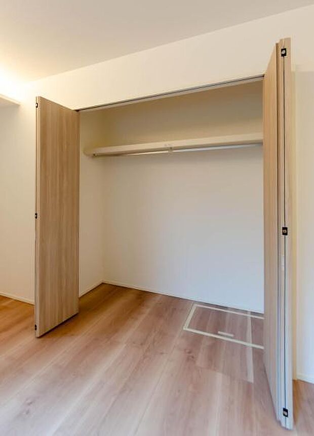 天井まで伸びる収納嬉しい収納力の高いクローゼット付き。天井付近までしっかりと収納ができる使い勝手の良いクローゼット。