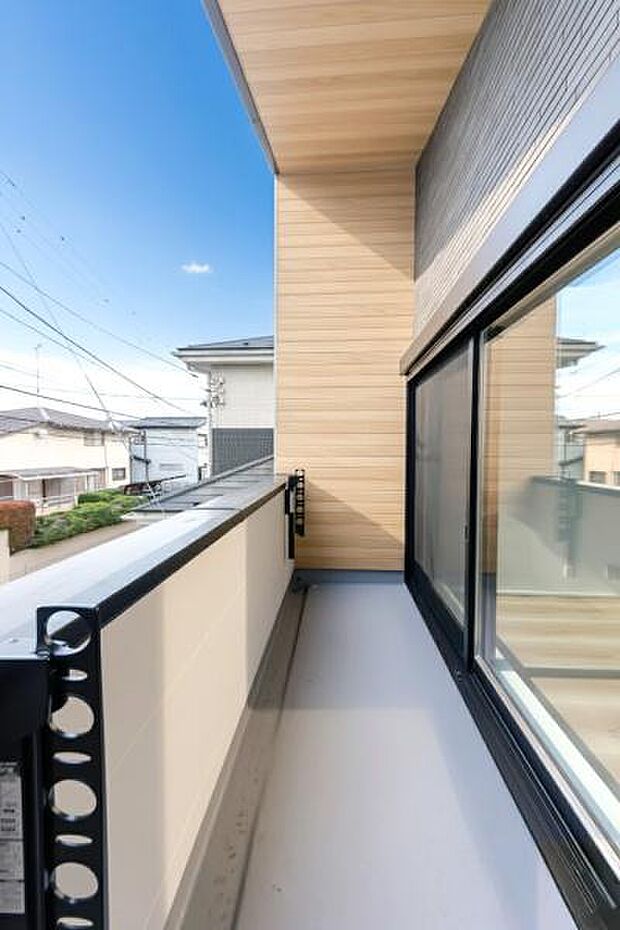 「清々しいバルコニー」広々としたバルコニーは陽当たりはもちろん、解放感や眺望も楽しめます。碧空を満喫し心が透きとおる。癒される心地よい空間。