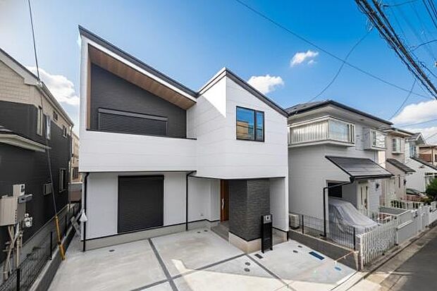 「マイホームの喜びを感じる」スタイリッシュなデザインに心満たされる。憧れのマイホームに相応しい美しく映える外観です。日当たりが良く開放感も魅力です。