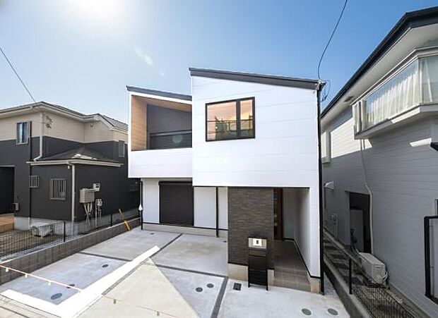 「マイホームの喜びを感じる」スタイリッシュなデザインに心満たされる。憧れのマイホームに相応しい美しく映える外観です。日当たりが良く開放感も魅力です。