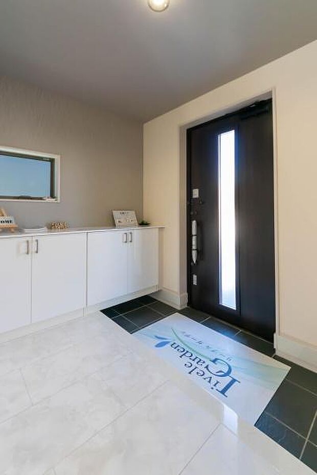 「おかえり」と「いってらっしゃい」を優しく包み込む、明るく広々とした玄関。家族の毎日が、ここから気持ちよく始まります。