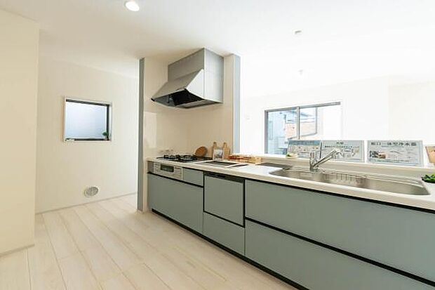 「全体を見渡せる安心感」家族の会話が弾む奥様に人気の高いカウンターキッチン、料理しながらお子様の様子の確認ができ移動しやすい広いキッチンスペースです。