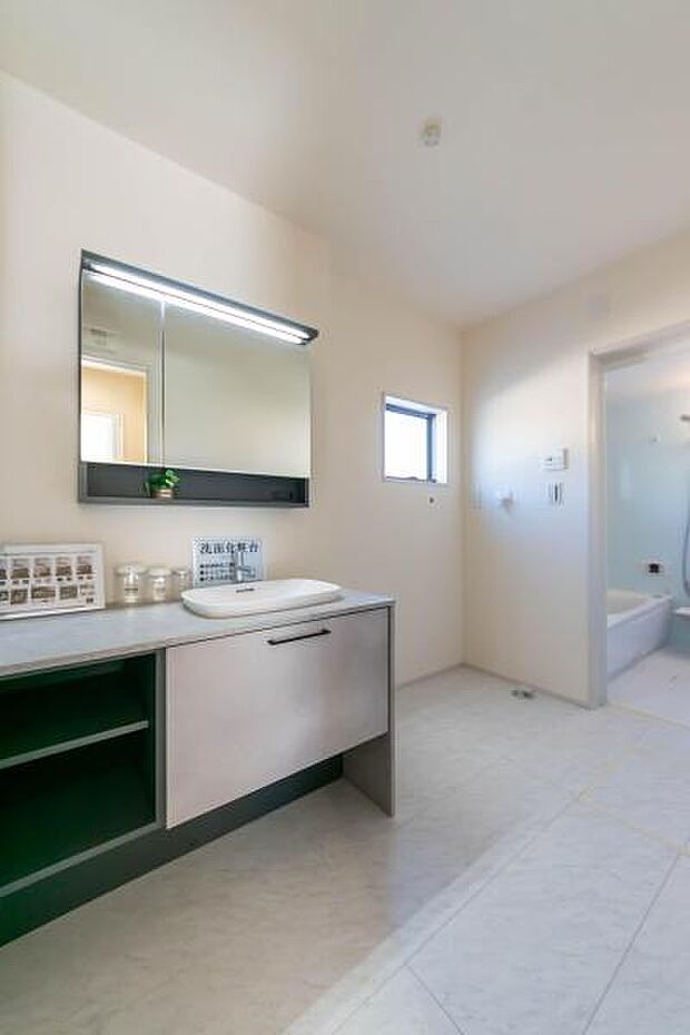 ワイドな洗面台で、忙しい朝も家族並んでスムーズに。洗練されたデザインが、一日の始まりを心地よく前向きに整えてくれます。