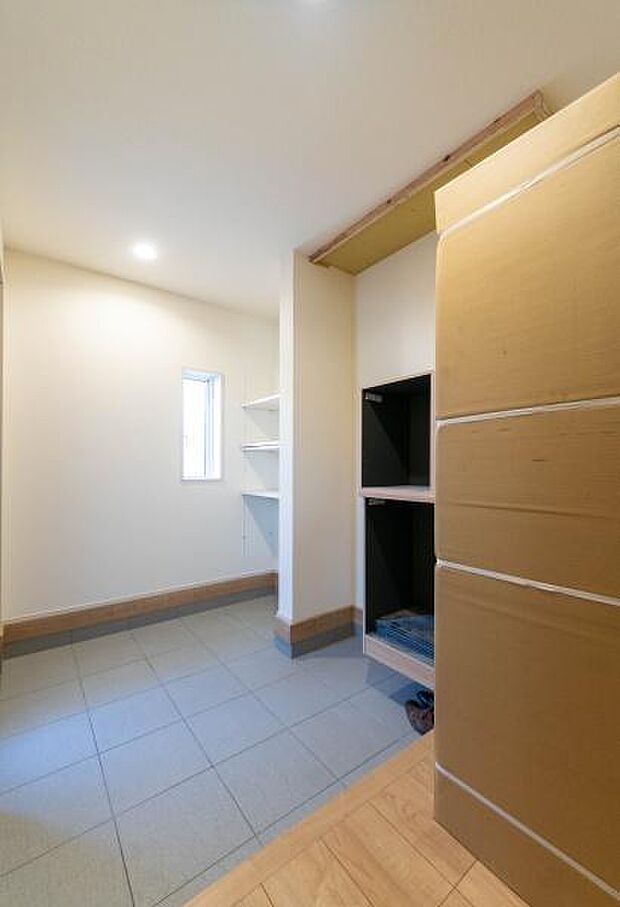 「おかえり」と「いってらっしゃい」を優しく包み込む、明るく広々とした玄関。家族の毎日が、ここから気持ちよく始まります。