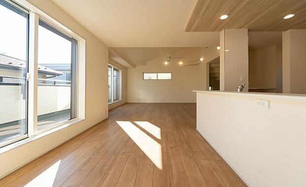 20帖を超える大空間LDK。大きなソファを置いても、お子様が走り回れるほどのゆとり。家族みんなが思い思いに過ごせる場所です。