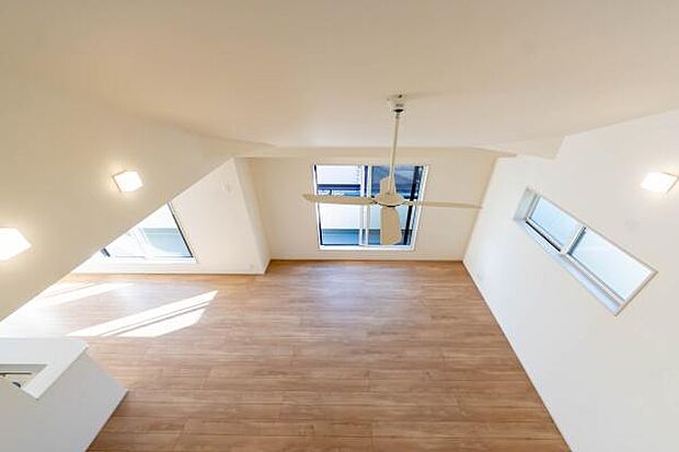 柔らかな光と風が通り抜ける心地よい空間。デザイン性の高いリビングで、ご家族の成長と共に思い出を紡ぐ素敵な新生活を叶えませんか。