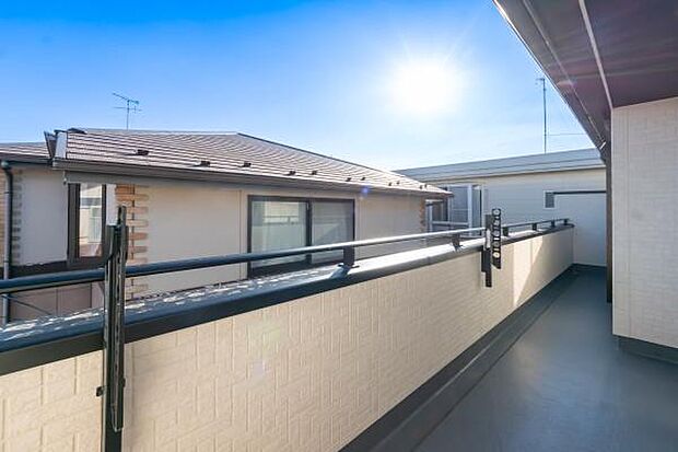 「清々しいバルコニー」広々としたバルコニーは陽当たりはもちろん、解放感や眺望も楽しめます。碧空を満喫し心が透きとおる。癒される心地よい空間。