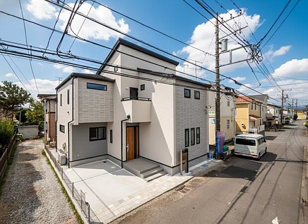 「マイホームの喜びを感じる」スタイリッシュなデザインに心満たされるマイホーム。住環境および生活利便性も魅力のマイホームです。(注)人工芝はCGで、イメージ画像です。