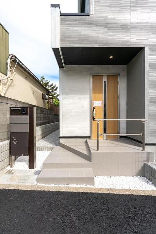 「おかえりなさい」を優しく迎える、明るく上質な玄関。家に帰るのが毎日楽しみになる、我が家の自慢の顔となる空間です。