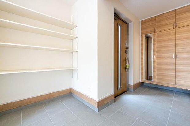 「玄関横土間収納スペース」ベビーカーやゴルフバック、置き場に困りませんか？玄関横の収納スペースがあっさり解決致します。