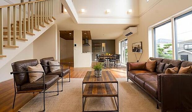 「上質な空間を」開放感と日当たりの良さに恵まれたリビング空間。（本画像はCGにて家具を配置しております。実際に家具はおかれておりません。）