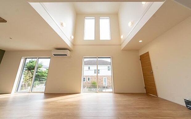 窓から差し込む陽だまりが家族を優しく包むリビング。自然と笑顔が集まるこの場所で、かけがえのない時間を育みませんか。心地よい光と風が毎日を彩ります。