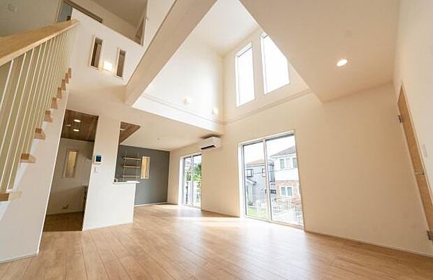 太陽の光がたっぷりと降り注ぐ広々としたリビング。お子様がのびのびと走り回る姿が目に浮かぶ、家族の笑顔が集まる温かい空間です。