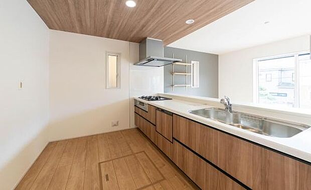 お子様と並んでお料理ができる広々キッチン、家族の笑顔が溢れる、明るく使いやすい空間です。