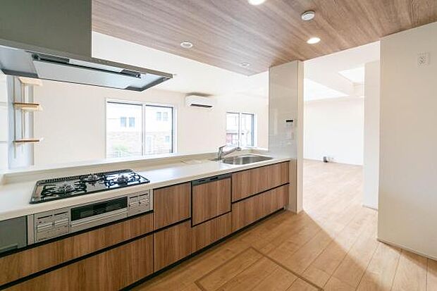 「全体を見渡せる安心感」家族の会話が弾む奥様に人気の高いカウンターキッチン、料理しながらお子様の様子の確認ができ移動しやすい広いキッチンスペースです。