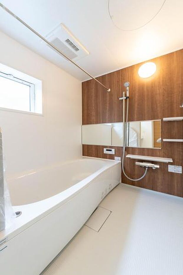 「広々バスルーム」白を基調とした清潔感のあるバスルームは是非足を延ばしてくつろいで欲しい空間。一日の疲れを癒し良質な睡眠にもつながります。