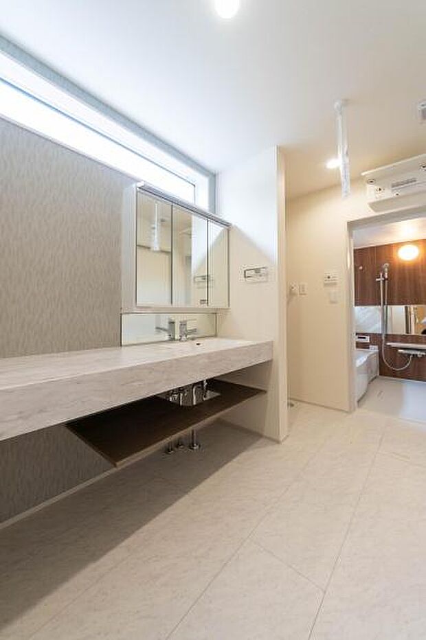 一日の始まりと終わりを過ごす場所だからこそ、明るさと清潔感を。この開放的な空間が、ご家族の暮らしに心地よいリズムを生み出します。