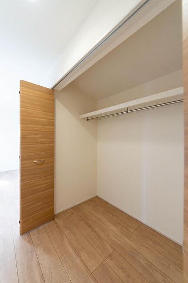 天井まで伸びる収納嬉しい収納力の高いクローゼット付き。天井付近までしっかりと収納ができる使い勝手の良いクローゼット。