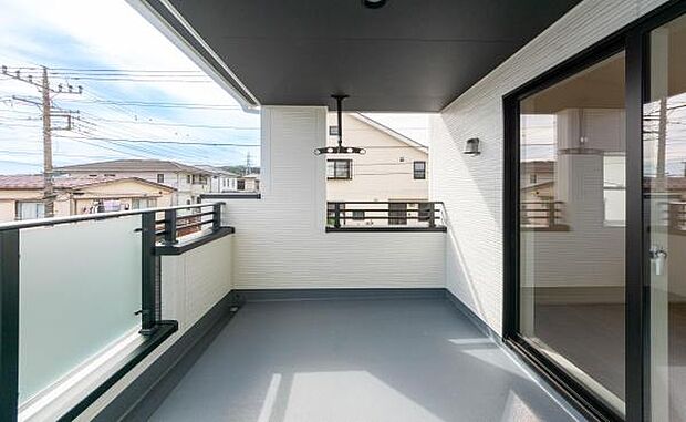 「広々バルコニー」休日は、ご家族だけのプライベートな青空カフェに。夜は星空を眺めながら、静かで豊かな時間をお過ごしください。暮らしが広がる、贅沢なアウトドア空間です。