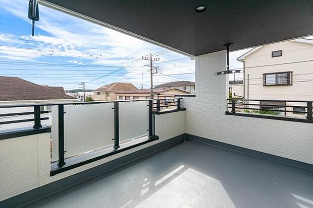 「清々しいバルコニー」広々としたバルコニーは陽当たりはもちろん、解放感や眺望も楽しめます。碧空を満喫し心が透きとおる。癒される心地よい空間。