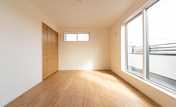 「陽の恵み」　爽やかな陽ざしを感じられる日当たりの良い寝室早起き爽やか、元気な一日に大切な陽の恵み