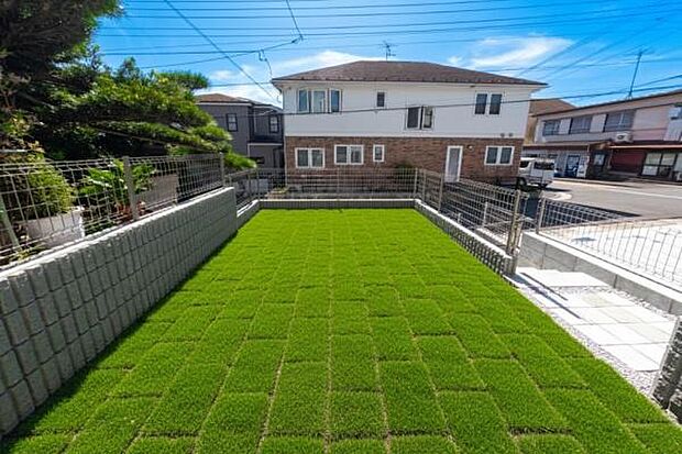 「週末の楽しみが増える」BBQ、ガーデニング、お子様の自然とのふれあいなど、お庭があるから楽しみも倍増するマイホーム。（注）芝生はCGで青くしています。