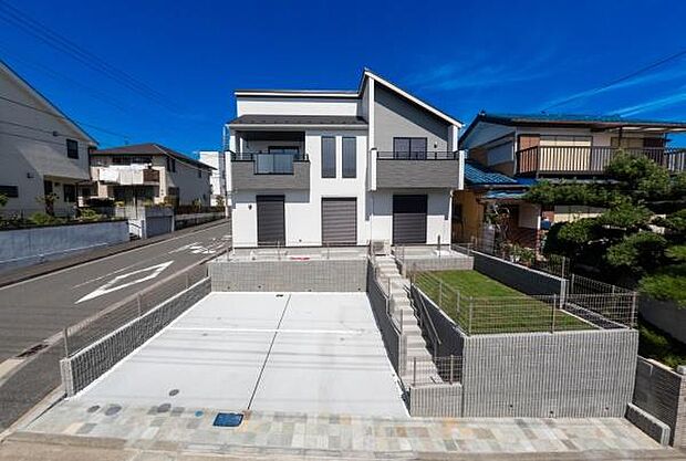 「誇りを感じる美しい外観」長閑な町並み、清々しく心地よい一日をスタート。美しい碧空とガーデンライフが可能な日々の暮らしを豊かに彩ります。