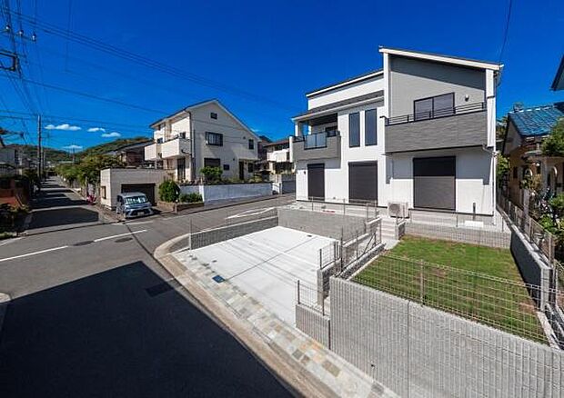 「マイホームの喜びを感じる」どの角度で眺めても、所有感が満たされる理想的で素敵な住まい。スタイリッシュなデザインに心満たされる。憧れのマイホームに相応しい美しく映える外観です。