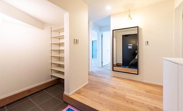 ベビーカーやアウトドア用品もすっきり収まる大容量の土間収納。棚板の高さ調整が可能で、玄関を常に美しく保てます。