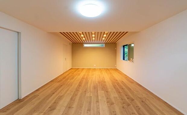 「家族が大好きなリビング」みんなが集まる広いリビング。みんなが大好きなリビングで家族団らん。みんなが集まるからこそ、一層の開放感を手にする素敵な住まい。