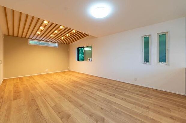 「明るく素敵な空間に」心地よい風が通り抜ける開放的なLDK。明るく清潔感あふれる空間で、心地よい毎日をお過ごしください。