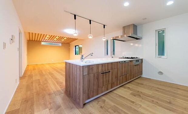 会話が弾む対面式キッチン。お手入れしやすい最新設備と、リビングを見渡せる設計で、毎日の家事がもっと楽しくなります。