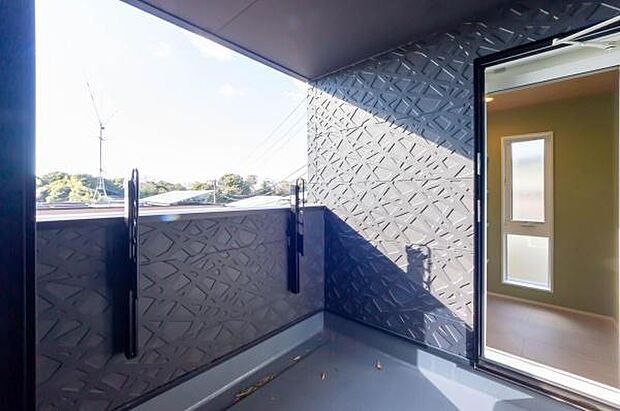 「広い使いやすいバルコニー」陽ざしがたっぷり降り注ぐ、広々としたバルコニー付き住まい。