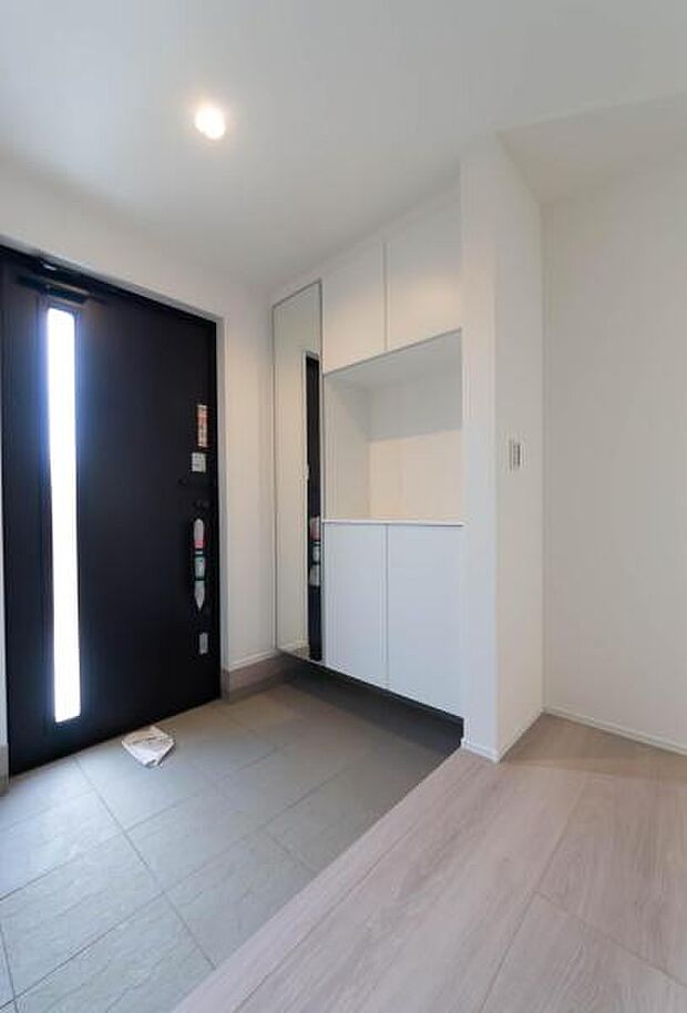 「おかえり」と「いってらっしゃい」を優しく包み込む、明るく広々とした玄関。家族の毎日が、ここから気持ちよく始まります。