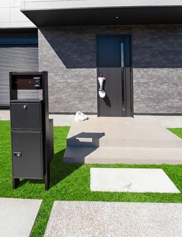 「おかえり」と「いってらっしゃい」を優しく包み込む、明るく広々とした玄関。家族の毎日が、ここから気持ちよく始まります。