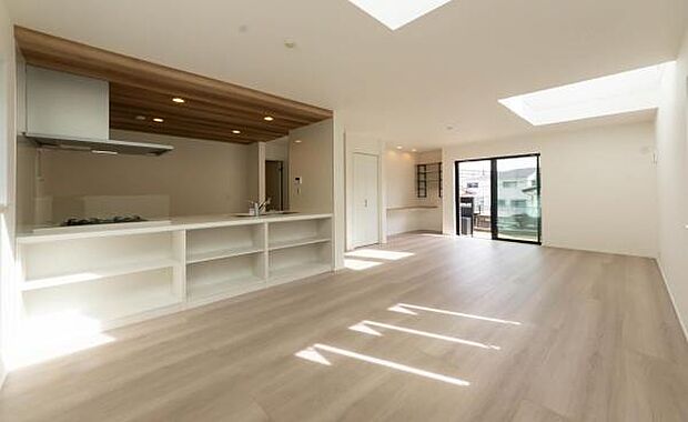 「家族が大好きなリビング」みんなが集まる広いリビング。みんなが大好きなリビングで家族団らん。みんなが集まるからこそ、一層の開放感を手にする素敵な住まい。