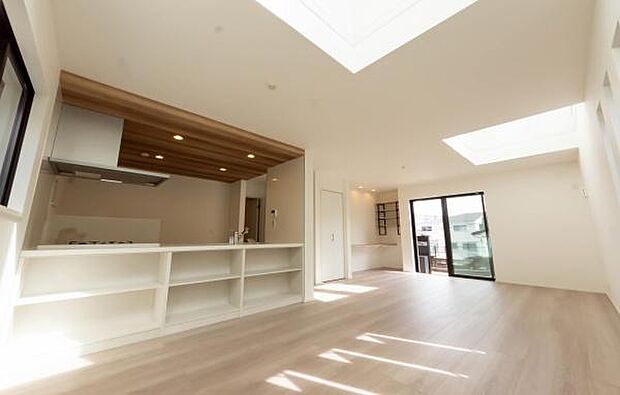 心地よい風が吹き抜ける、ゆとりあるLDK。この広い空間でどんな思い出を作りますか?未来の幸せな生活イメージが膨らむ理想の空間です。