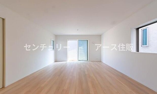 「家族が大好きなリビング」みんなが集まる広いリビング。みんなが大好きなリビングで家族団らん。みんなが集まるからこそ、一層の開放感を手にする素敵な住まい。