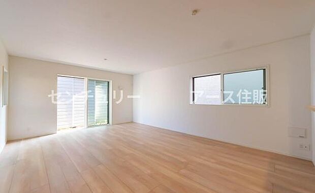 陽だまりが心地よい、広々としたリビング・ダイニング。家族が集うこの場所から、たくさんの思い出が生まれます。明るい未来を描ける住まいです。