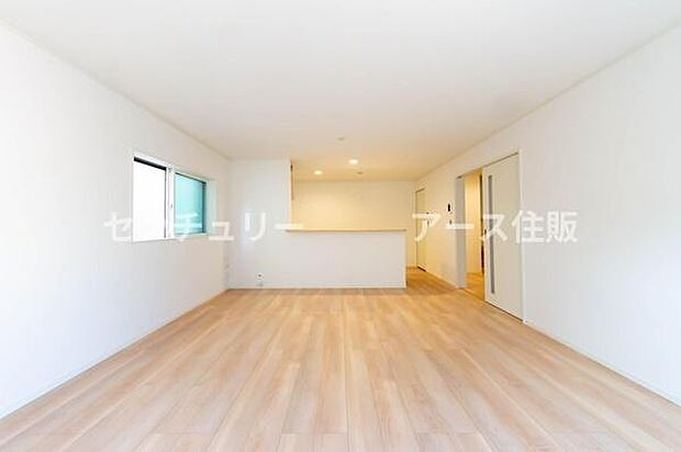 陽だまりが心地よい、広々としたリビング・ダイニング。家族が集うこの場所から、たくさんの思い出が生まれます。明るい未来を描ける住まいです。